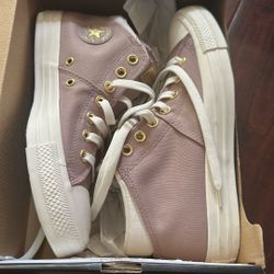 Woman’s Converse Size 9