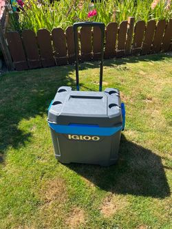 Igloo Maxcold Rolling Cooler with Telescoping Handle 62 quart in Great Condition