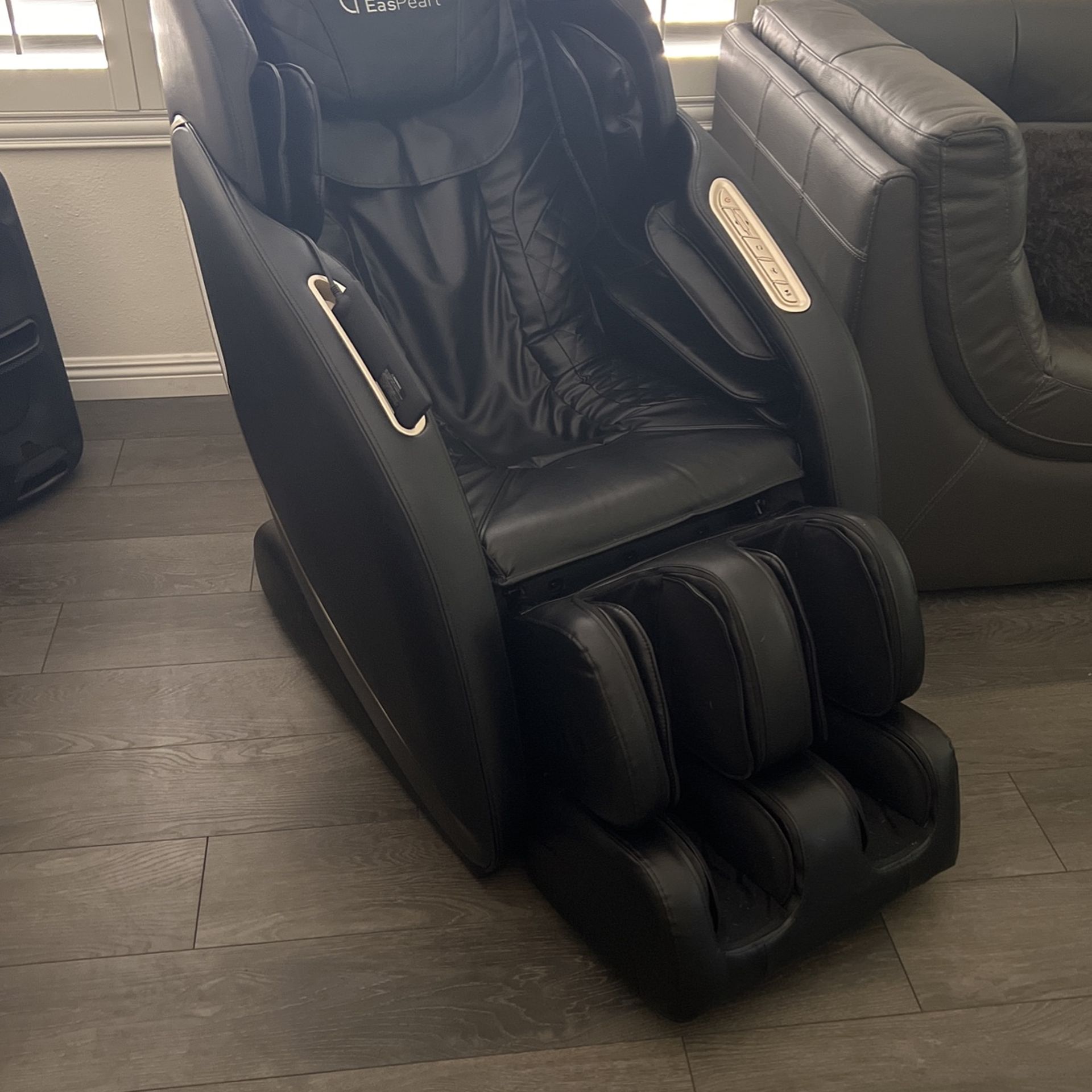 Brand New Full Body Massage Chair With Zero Gravity Recliner