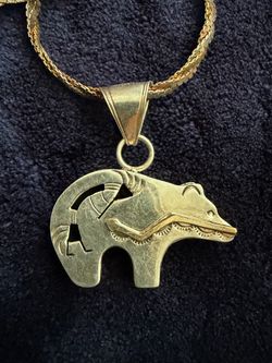 VINTAGE NATIVE AMERICAN NAVAJO STERLING SILVER BEAR PERRY PENDANT WITH MULTI COLOR SILVER CHAIN