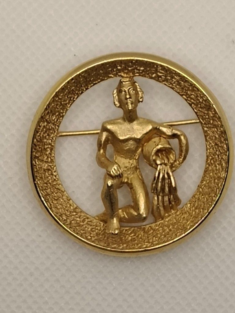 Vintage Rare 1969 Trifari Gold Tone Aquarius Round Brooch