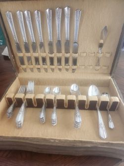 Beautiful Vintage Wallace Harmony House Silverplated Flatware Set and Case