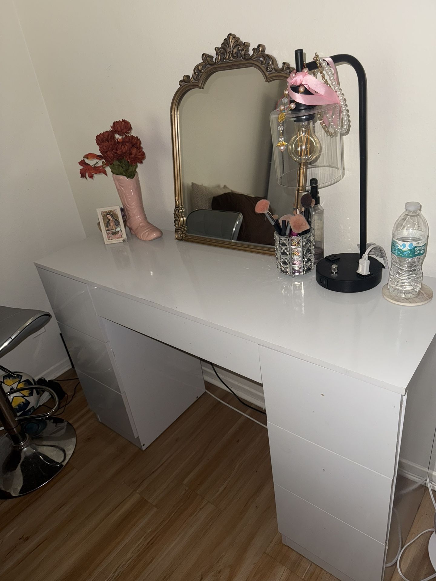 Vanity Desk And Vintage Mirror