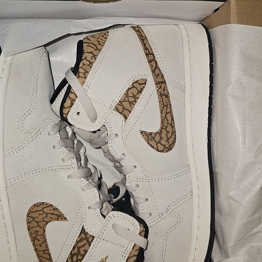 Jordan 1 Mids Size 9