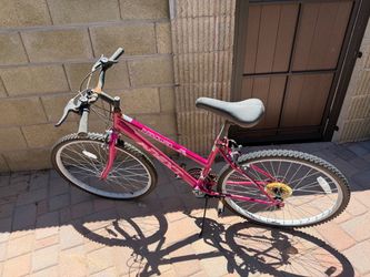 FREE NEXT PAROWAN 26" WOMEN'S MOUNTAIN BIKE