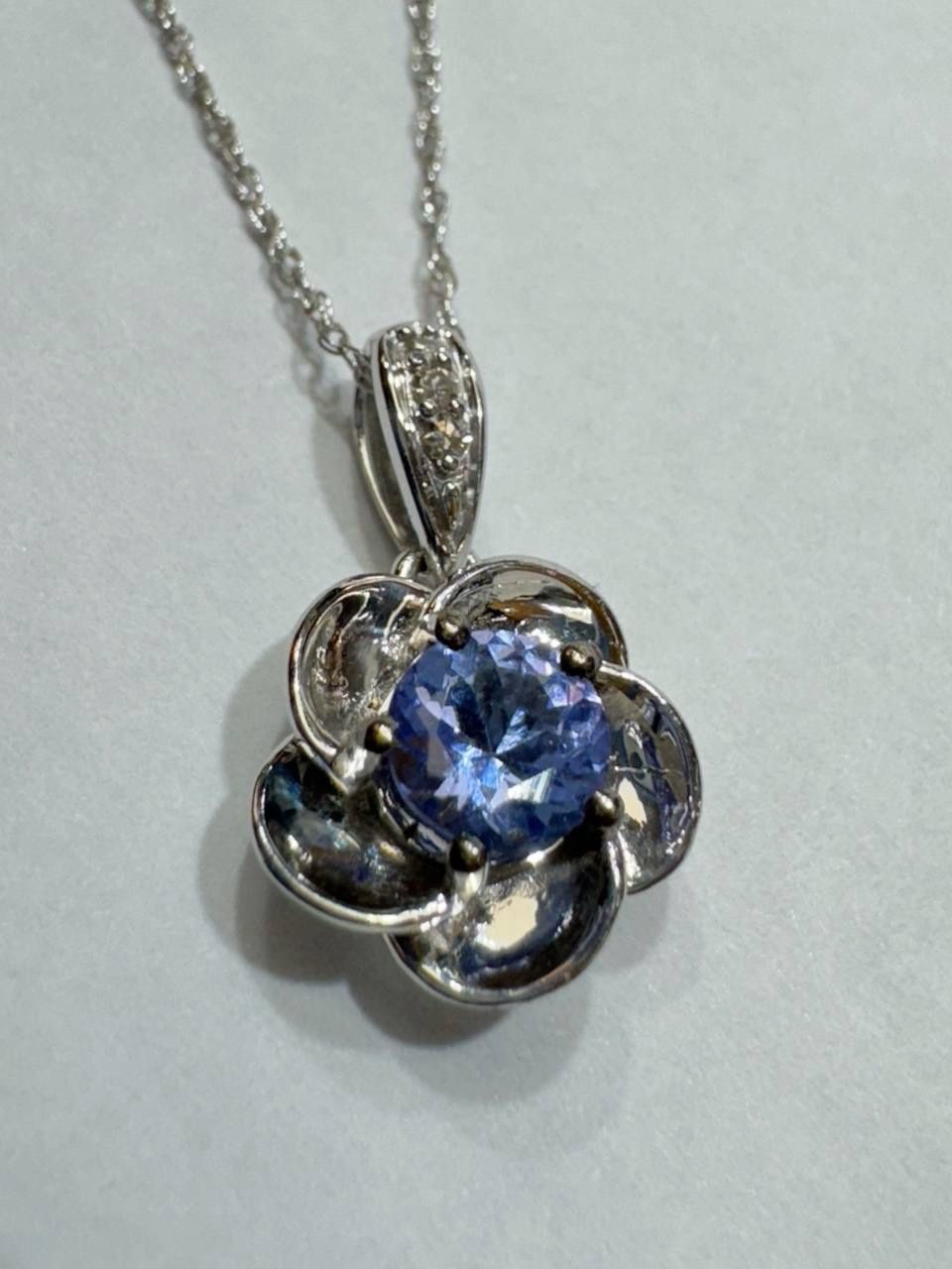 10k white gold 0.5 Ct. Blue Sapphire diamond flower Pendant with chain