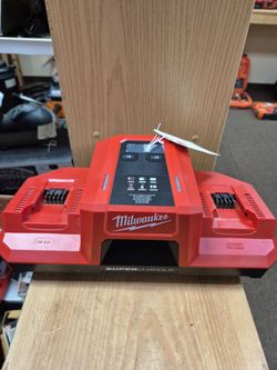 Milwaukee M18 Dual Bay Super Charger 48-59-1815