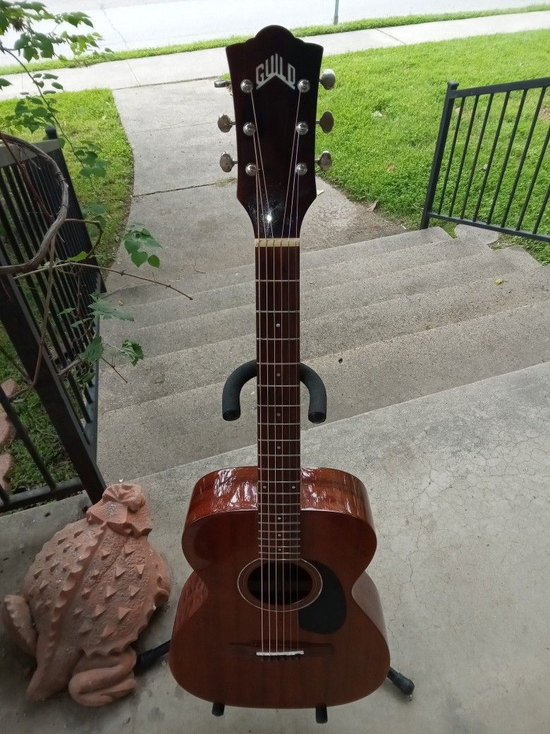 Guild M-120 Nat acoustic/electric guitar with Padded roadrunner gig bag and accessories 