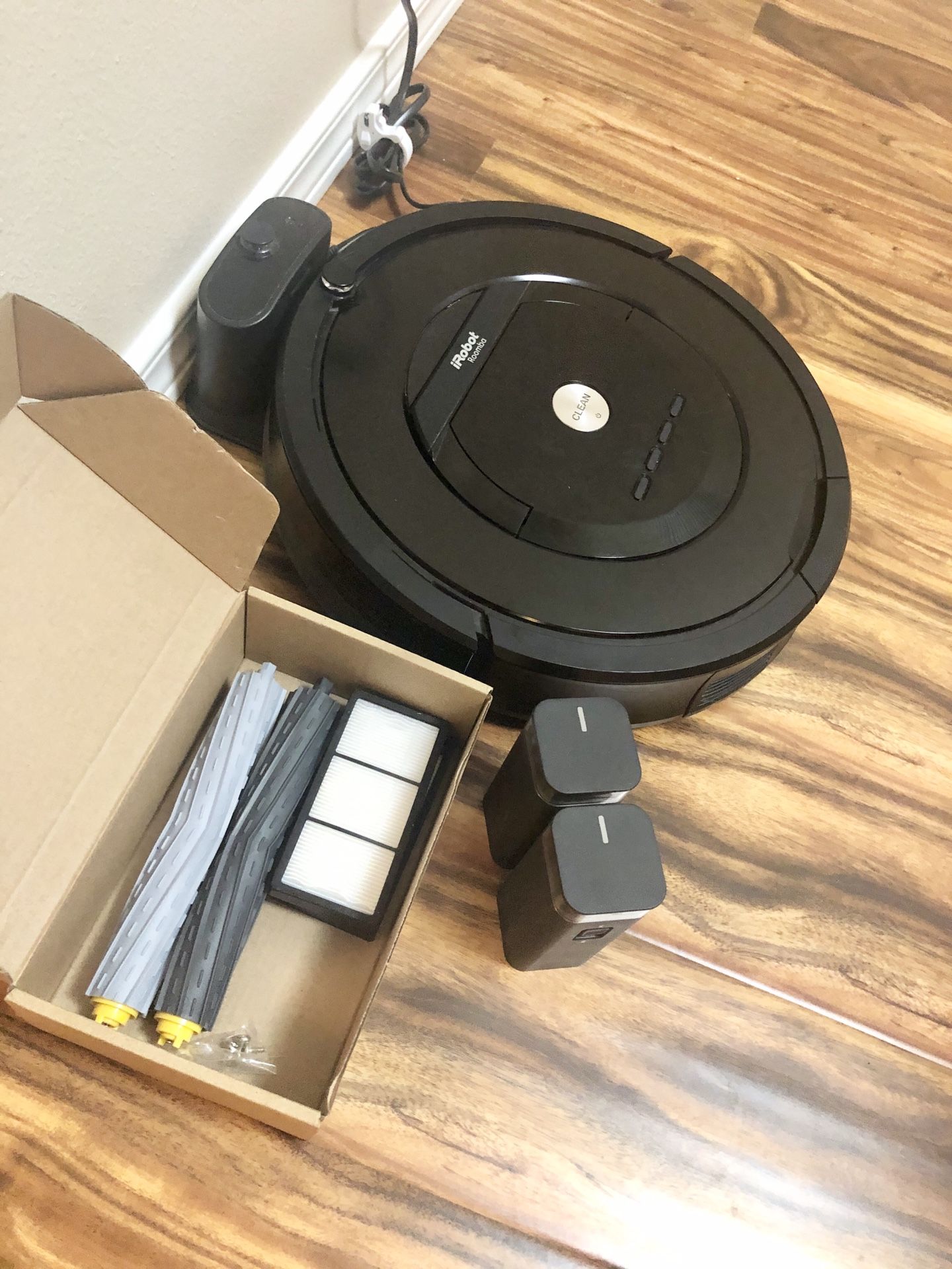 Roomba iRobot 880 Vacuum. EXCELLENT CONDITION!!