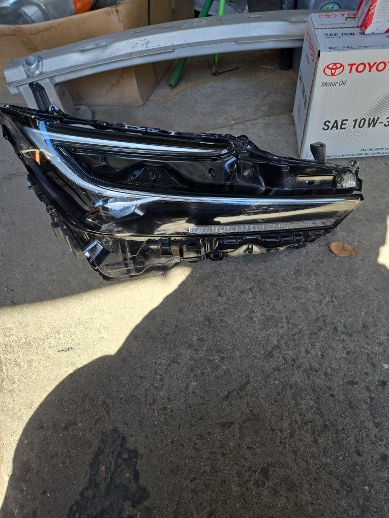 2023 To 2025 Toyota Prius W/o Automatic On And Off Right Headlight Has Been Repaired