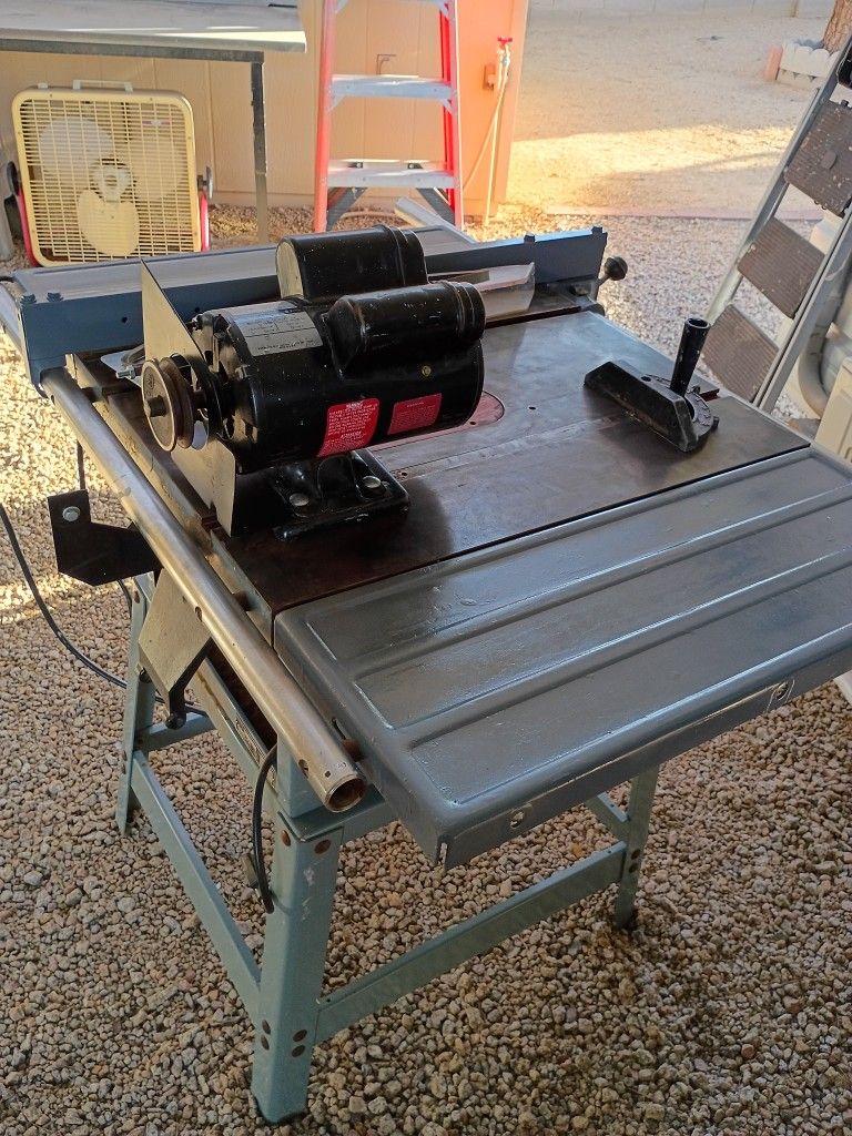 Table Saw, Heavy Duty, 10" Blade, 1.5hp Motor Runs On 110 Or 220  Guide Adjust To 25" Cutting Width