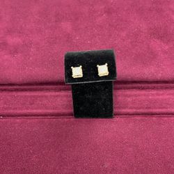 10K Gold Diamonds Studs Earrings 1.9 Grams