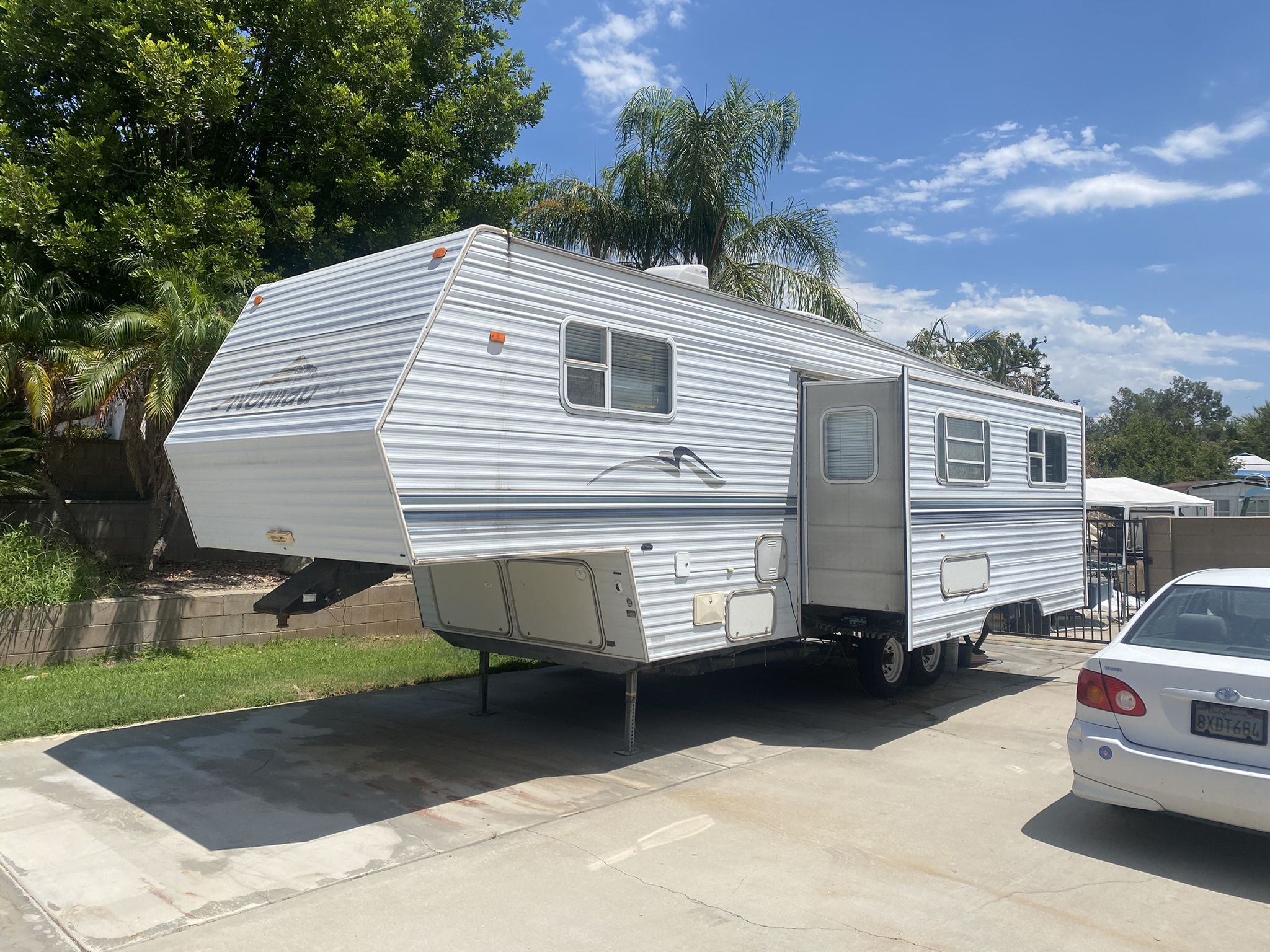 2000 Nomad 5th Wheel
