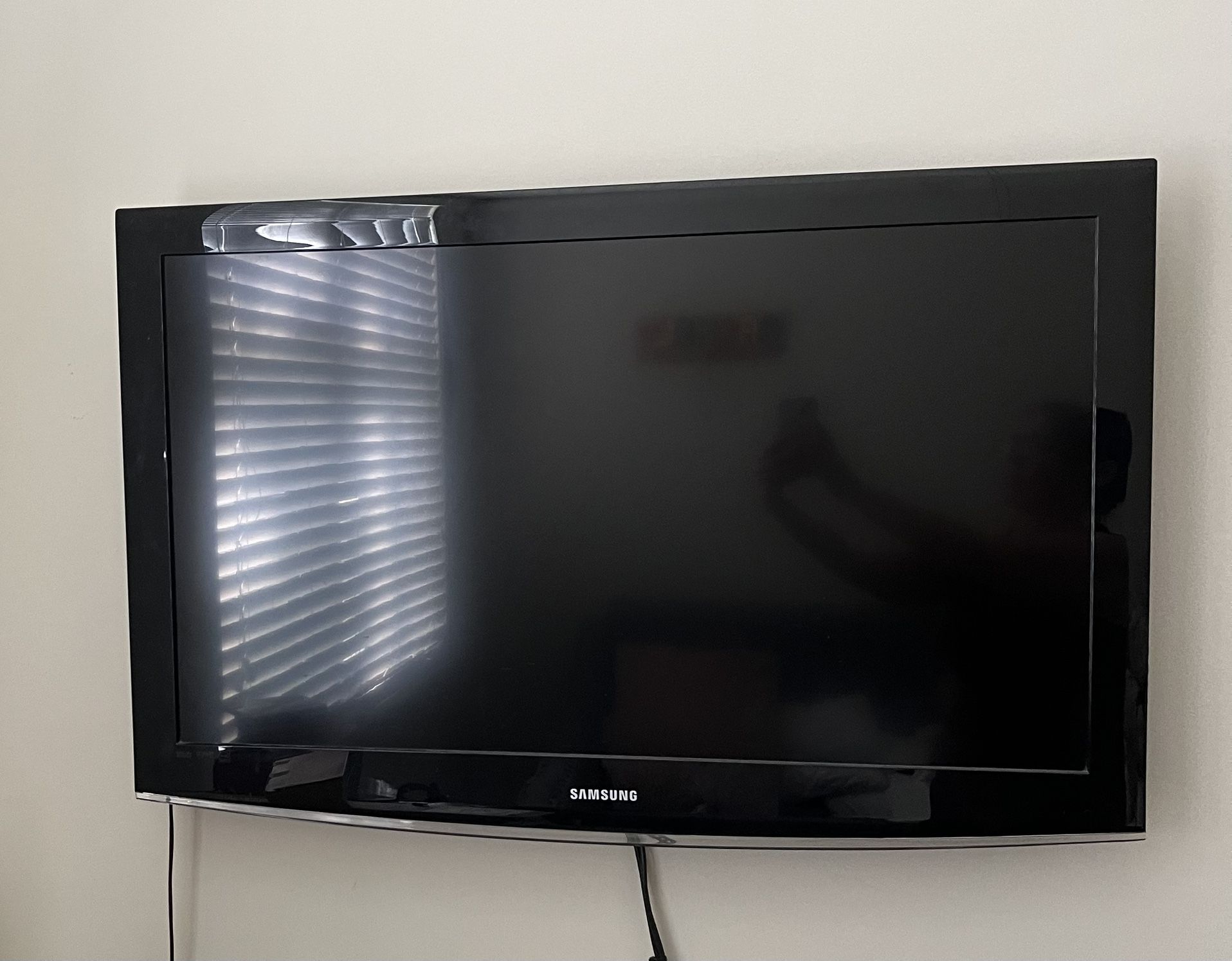 Samsung TV, 40” With Wall Mount (not Smart Tv)