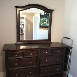 Dresser With Mirror