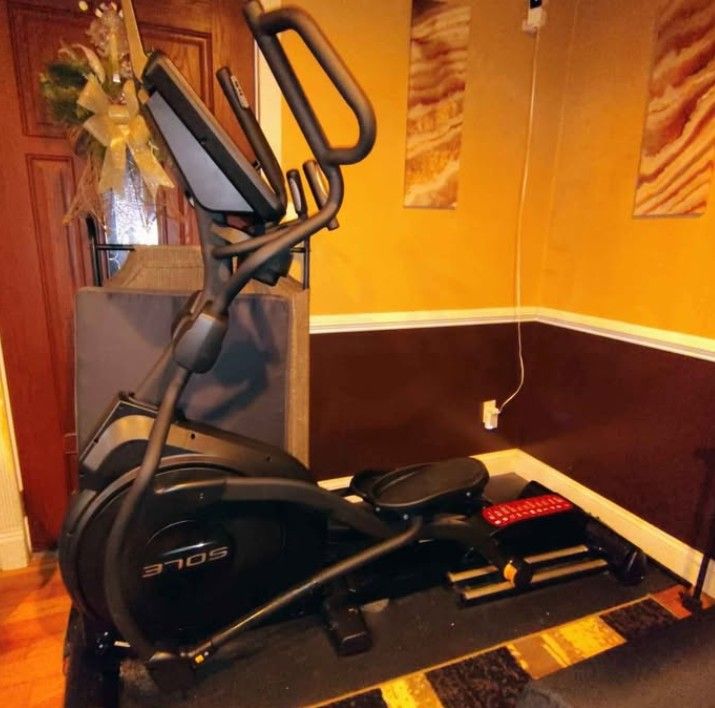 Sole E35 Elliptical (Almost New) GET RIGHT FOR THE SUMMER!