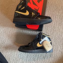 DS  Black Metallic Gold Nike Jordan Retro 1 Size 7Y