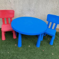 Children's table & 2 Chairs - indoor/outdoor - Delivery Available for a Fee - See My Other Items 😃