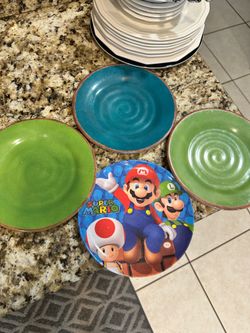 (4) plates plastic melamine