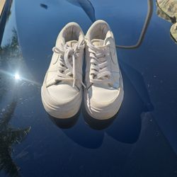 Ladies Size 8.5 Nike White Leather Tennis Shoes