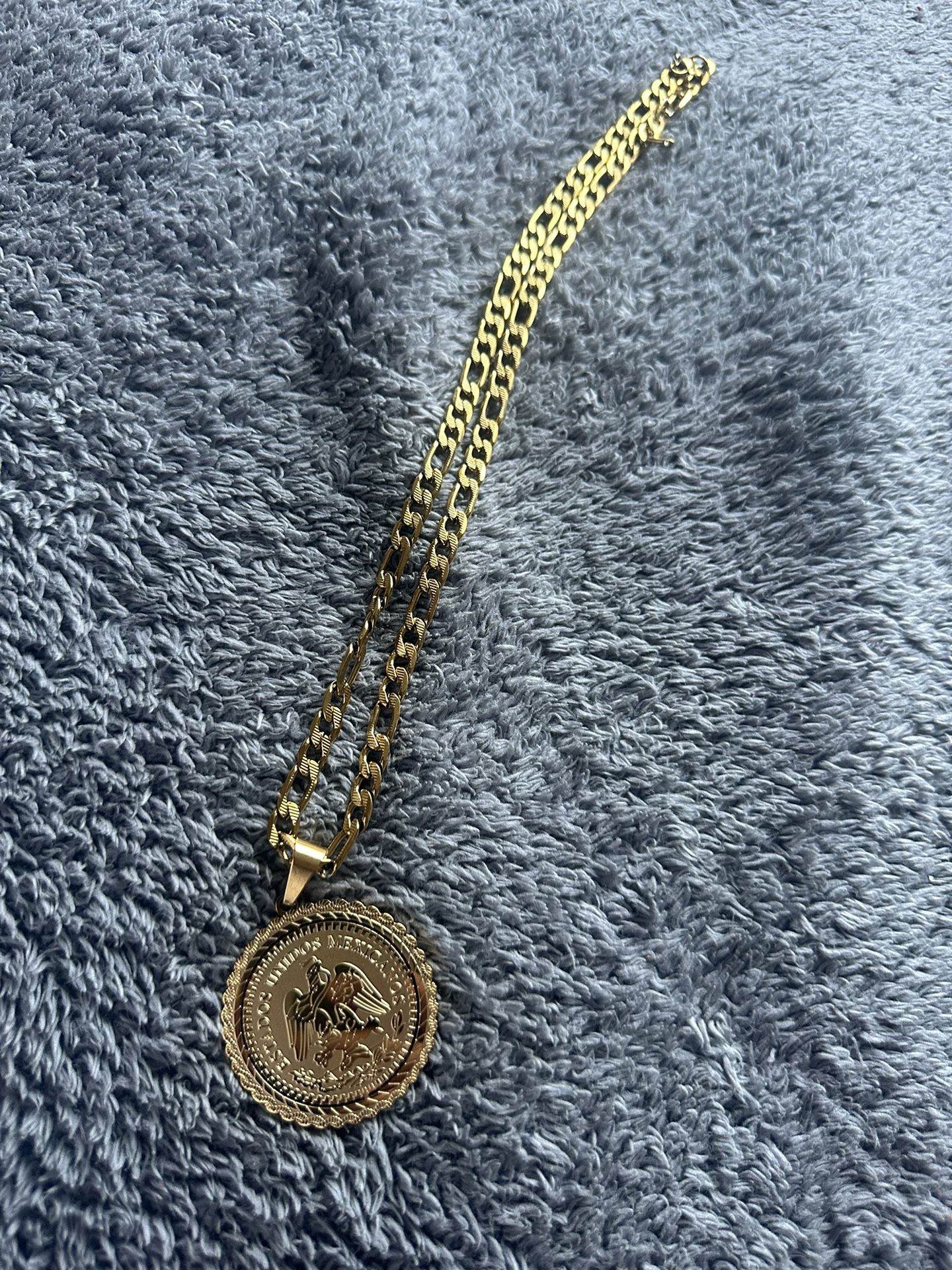 22k oroginal centenario coin with Bezel pendant comes with fígaro chain size 23
