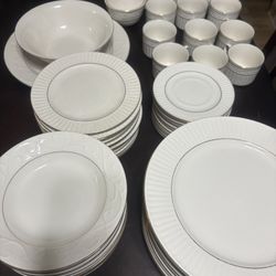 12 Person Fine Gold Plated Dinner Set