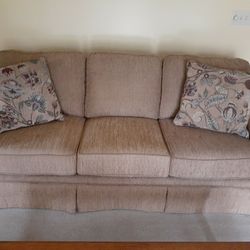 SOFA AND LOVESEAT MADE BY BROYHILL QUALITY FURNITURE. BRAND NEW NEVER USED .. COST 1900.00 NEW.. WILL SELL FOR 800.00