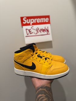 Air Jordan 1 Mid University Gold Black