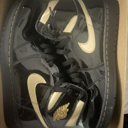  Air Jordan 1 Retro High OG “Black Metallic Gold” (Size 9.5) – Brand New