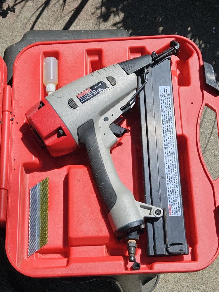 Craftsman 15 Gage 1. 1/2" To 2. 1/2" Finished Nails Air Tool