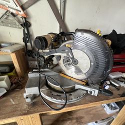 Dewalt Saw Machine 