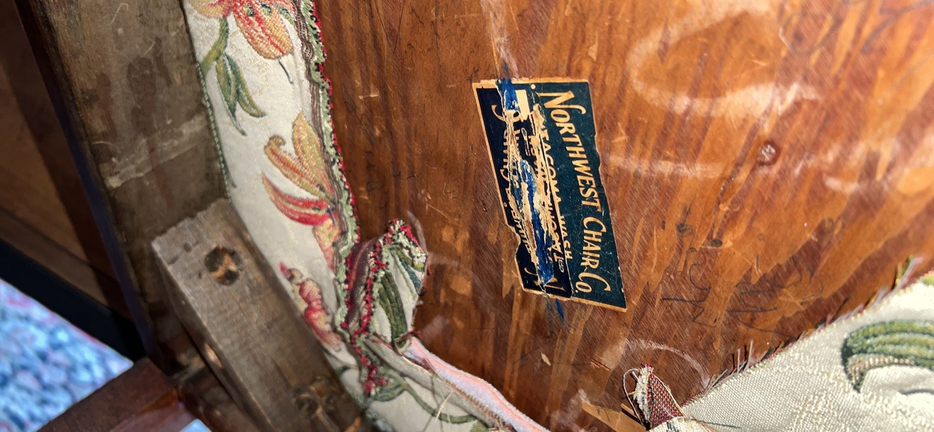 Oakwood Industries Table Vintage with Butterfly Style Leaf with 4