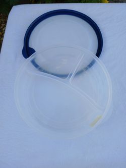 2 ROUND RUBBERMAID PLASTIC FOOD CONTAINERS WITH  TIGHT FITTING LIDS