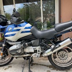 2002 BMW  R1150GS
2 Extra windshields 
2 Saddlebags y la de centro.