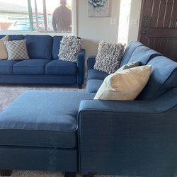 Large Dark Blue Sectional W Movable Chaise And Couch 