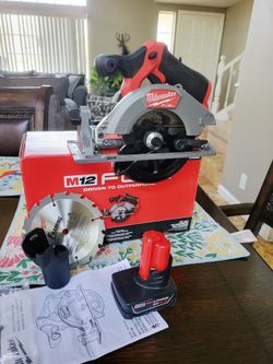 Milwaukee M12 FUEL 12V  Brushless 5-3/8 in. Cordless Circular Saw w/ M12 12V XC High Output 4 Ah Battery Pack