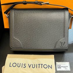 LOUIS VUITTON Taiga New Flap Messenger Shoulder Bag Noir M30807 Box&dust Bag&tag