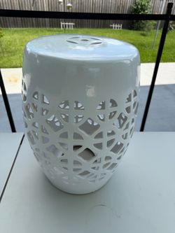Safavieh CIRCLE LATTICE GARDEN STOOL White. Excellent LIKE NEW CONDITION  Be sure to take a look at all the other items I have listed for sale.  Pick 