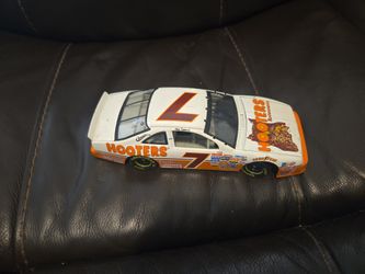 Alan Kulwicki #7 Hooters Ford Thunderbird diecast car Collectible 