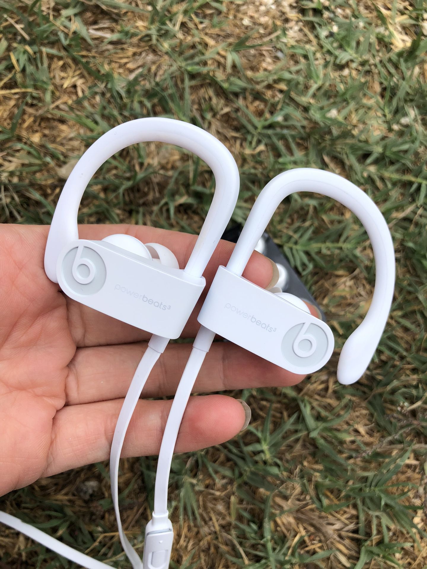 Powerbeats 3 wireless Bluetooth headphones in ear used condition like new 9/10 new White