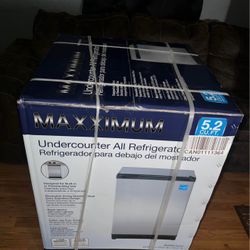 Maxximum 5.2-cu Ft Build-in Mini Fridge Stainless Steel 