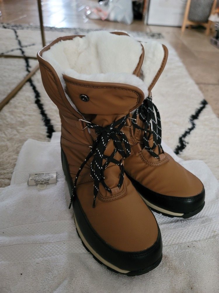 Time and Tru Women’s Nylon Winter Fur Boots Size 9