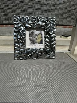 ((NEW ")) BELLA LUX Gray/White Metal Ornate Leaf Picture Fine Frame 3 1/2 x 3 1/2 Design e  