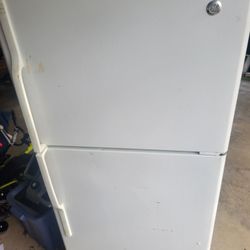 GE Refrigerator in Good condition 