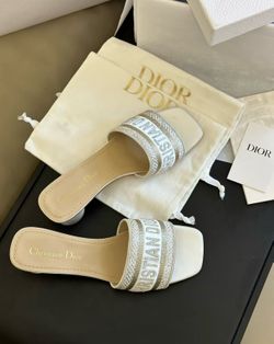 Idle women's slippers