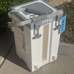 RTIC Halftime Water Cooler - New- 6 Gallon- White