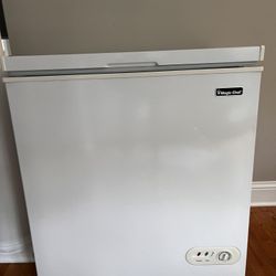 Magic Chef Chest freezer 5.2 CF