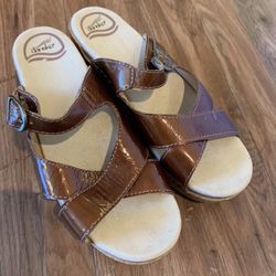 Dansko Sela women brown patent leather Sandals 38