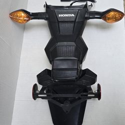 2018 HONDA GROM 125 OEM TAILLIGHT LICENSE BRACKET REAR FENDER MUD COVER 14-19