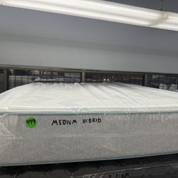 QUEEN SIZE SIMMONS BEAUTYSLEEP (MEDIUM) HYBRID MATTRESS & BOX SPRING BED SET